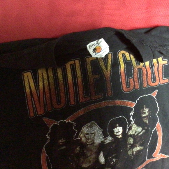 Vintage MOTLEY CRÜE tshirt - Picture 2 of 4